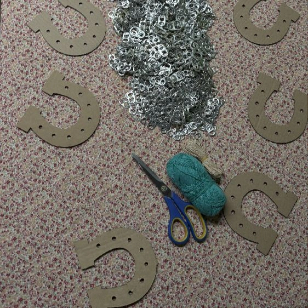 Taller infantil: Herraduras de cartón y chapas — Reutilizar y crear en Zegama (Oilotegi) Taller infantil: Herraduras de cartón y chapas — Reutilizar y crear en Zegama (Oilotegi)