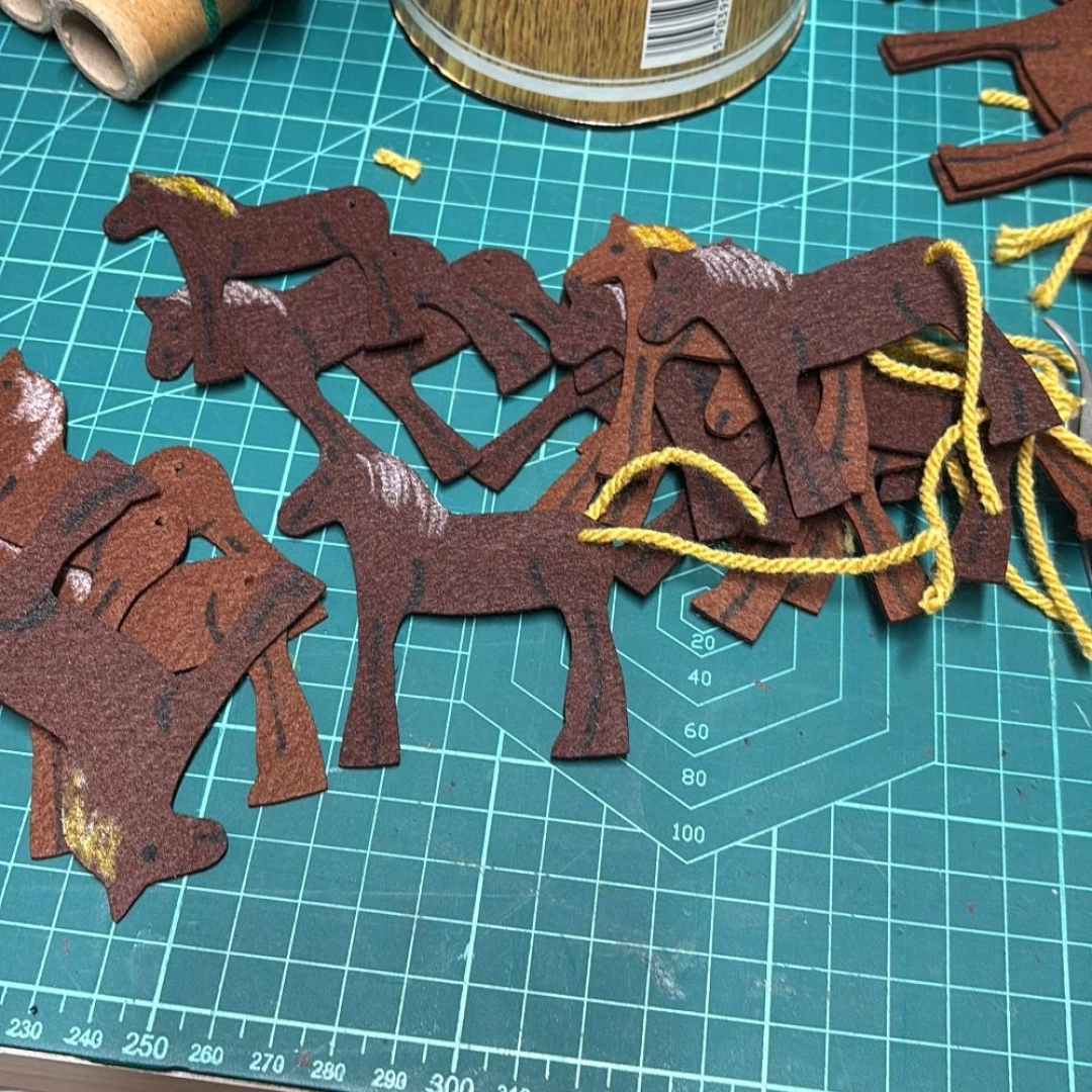 Taller infantil: Herraduras de cartón y chapas — Reutilizar y crear en Zegama (Oilotegi) Taller infantil: Herraduras de cartón y chapas — Reutilizar y crear en Zegama (Oilotegi)