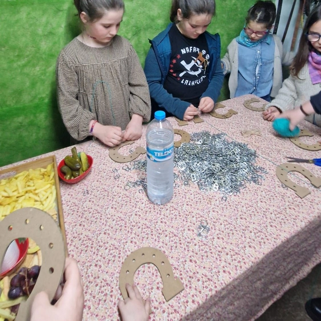 Taller infantil: Herraduras de cartón y chapas — Reutilizar y crear en Zegama (Oilotegi) Taller infantil: Herraduras de cartón y chapas — Reutilizar y crear en Zegama (Oilotegi)