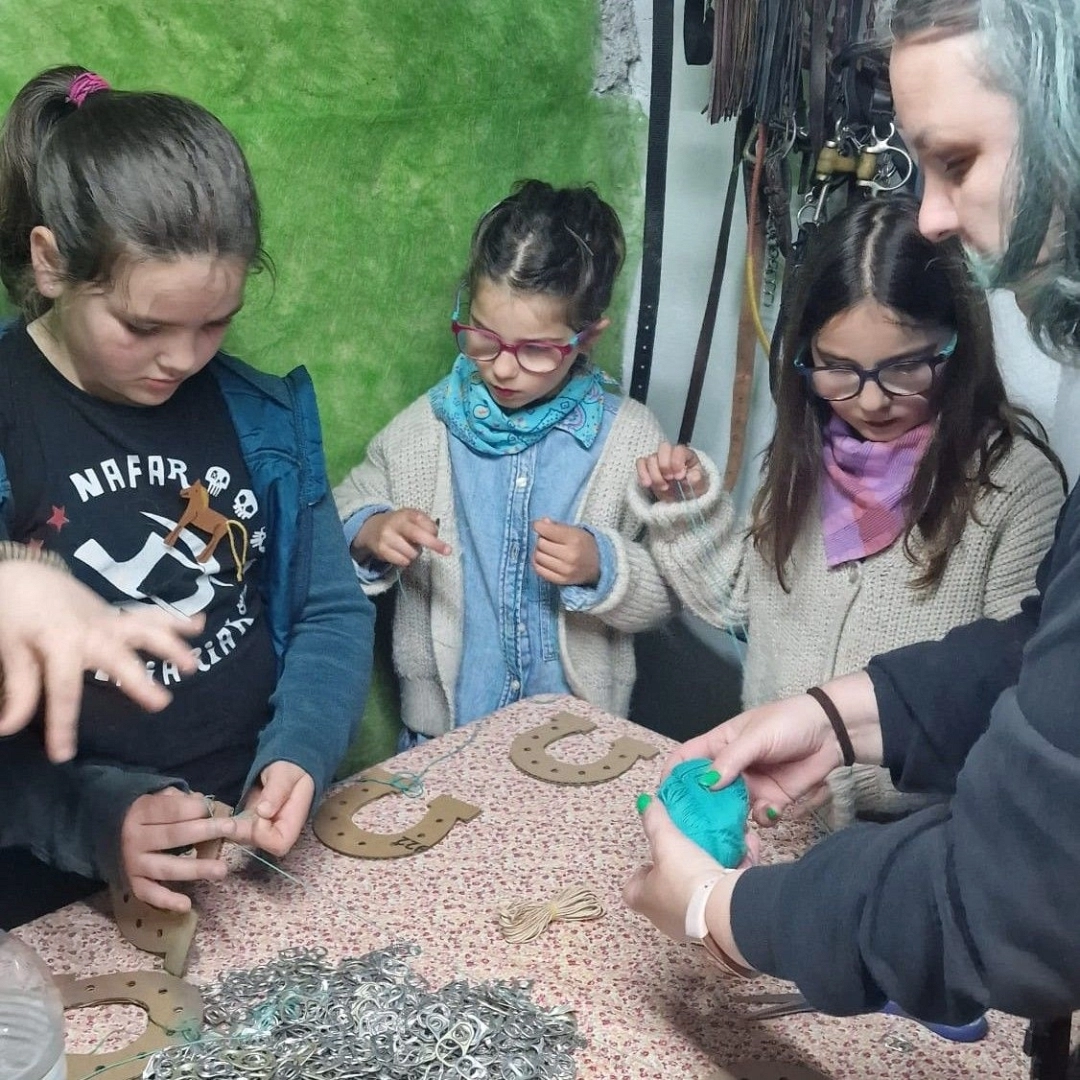 Taller infantil: Herraduras de cartón y chapas — Reutilizar y crear en Zegama (Oilotegi) Taller infantil: Herraduras de cartón y chapas — Reutilizar y crear en Zegama (Oilotegi)