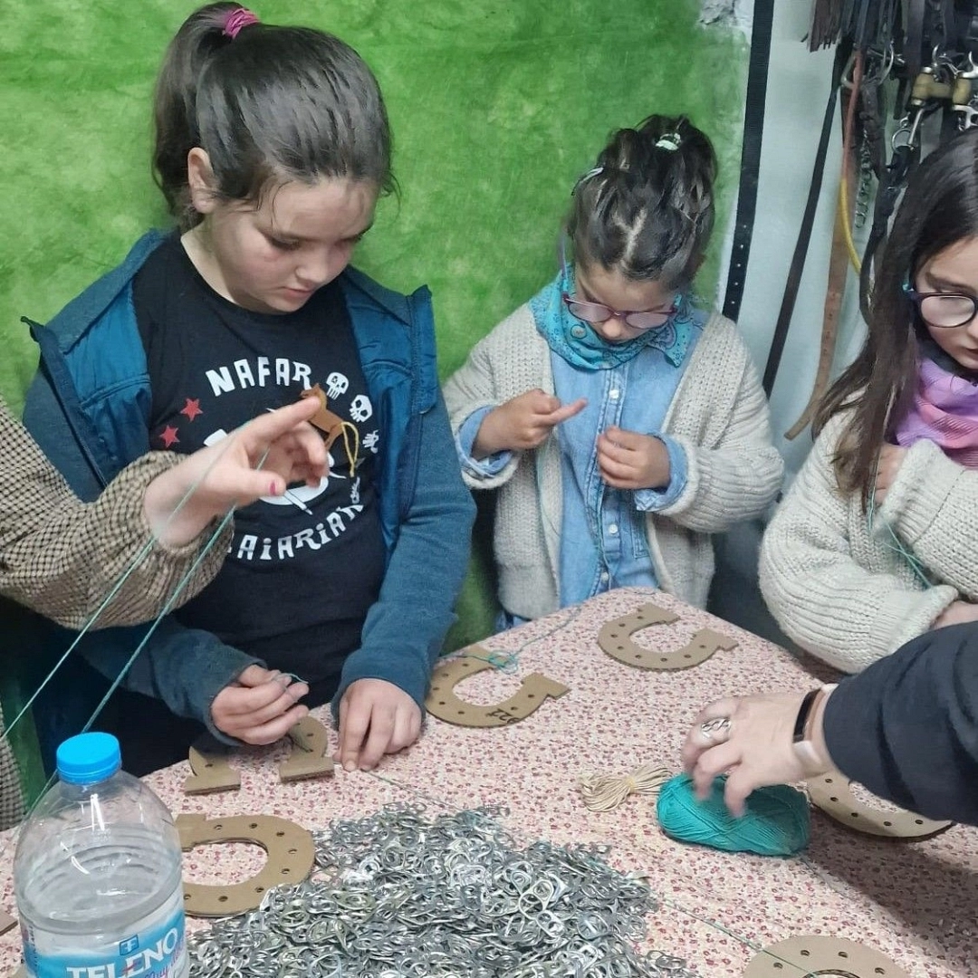 Taller infantil: Herraduras de cartón y chapas — Reutilizar y crear en Zegama (Oilotegi) Taller infantil: Herraduras de cartón y chapas — Reutilizar y crear en Zegama (Oilotegi)