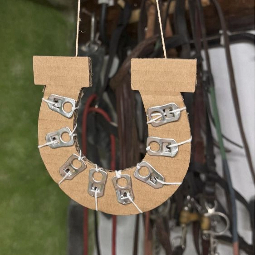 Taller infantil: Herraduras de cartón y chapas — Reutilizar y crear en Zegama (Oilotegi) Taller infantil: Herraduras de cartón y chapas — Reutilizar y crear en Zegama (Oilotegi)