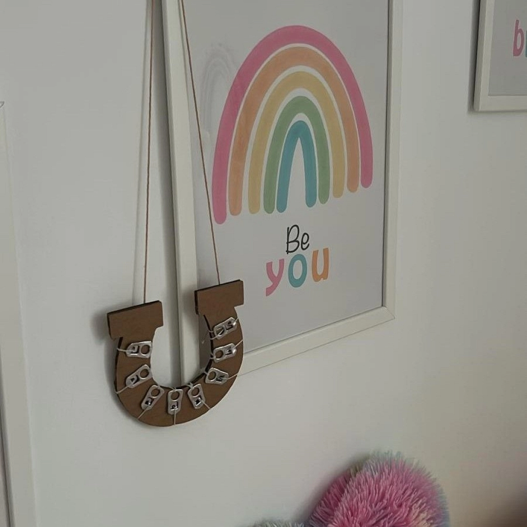 Taller infantil: Herraduras de cartón y chapas — Reutilizar y crear en Zegama (Oilotegi) Taller infantil: Herraduras de cartón y chapas — Reutilizar y crear en Zegama (Oilotegi)