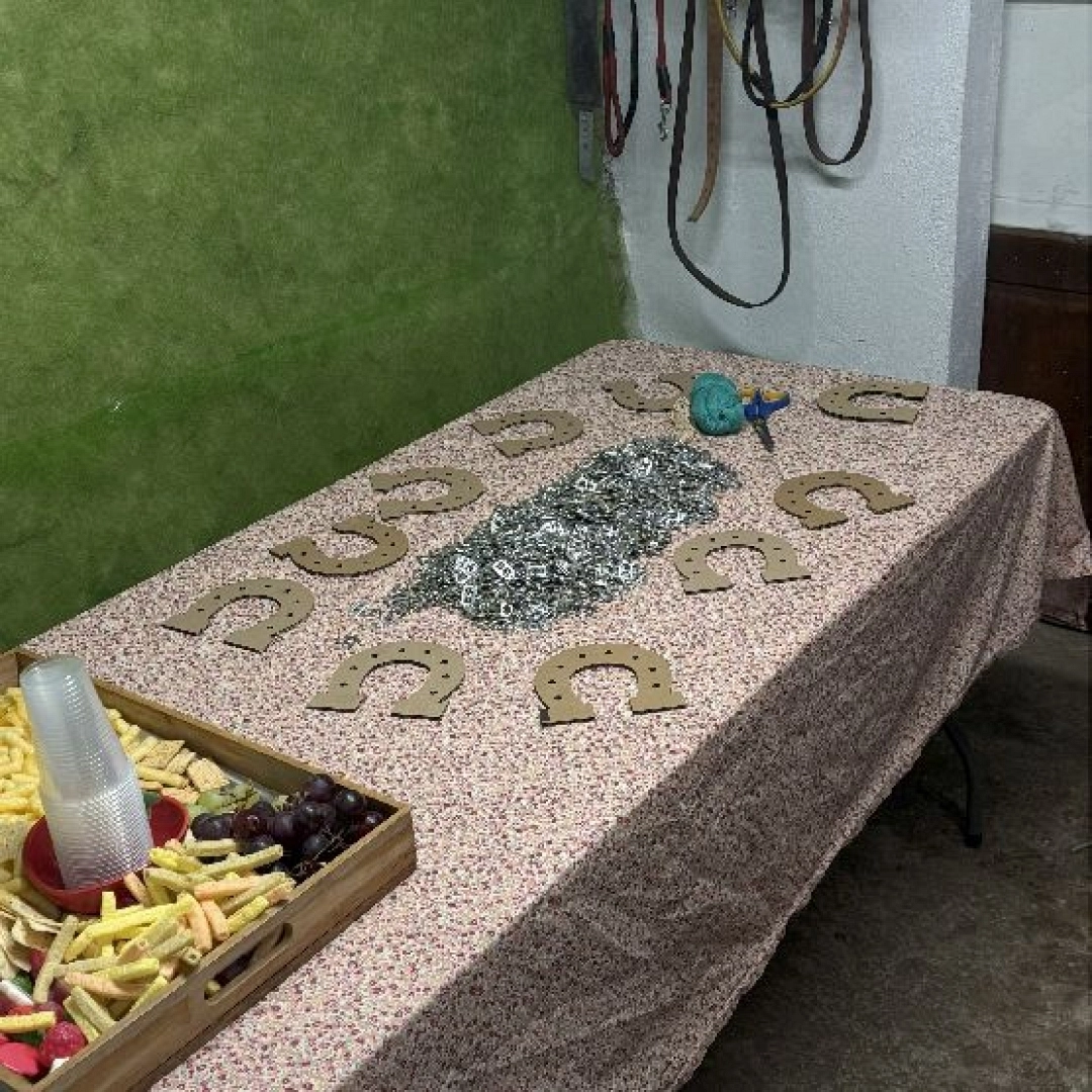 Taller infantil: Herraduras de cartón y chapas — Reutilizar y crear en Zegama (Oilotegi) Taller infantil: Herraduras de cartón y chapas — Reutilizar y crear en Zegama (Oilotegi)