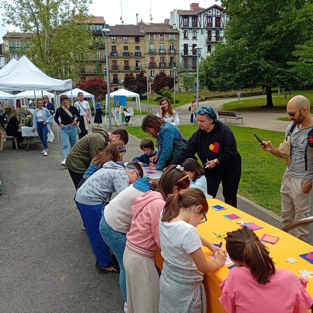 Taller infantil: Llavero de Flor de Primavera-(Feria de artesanía, Kolore Kolore/Irún)