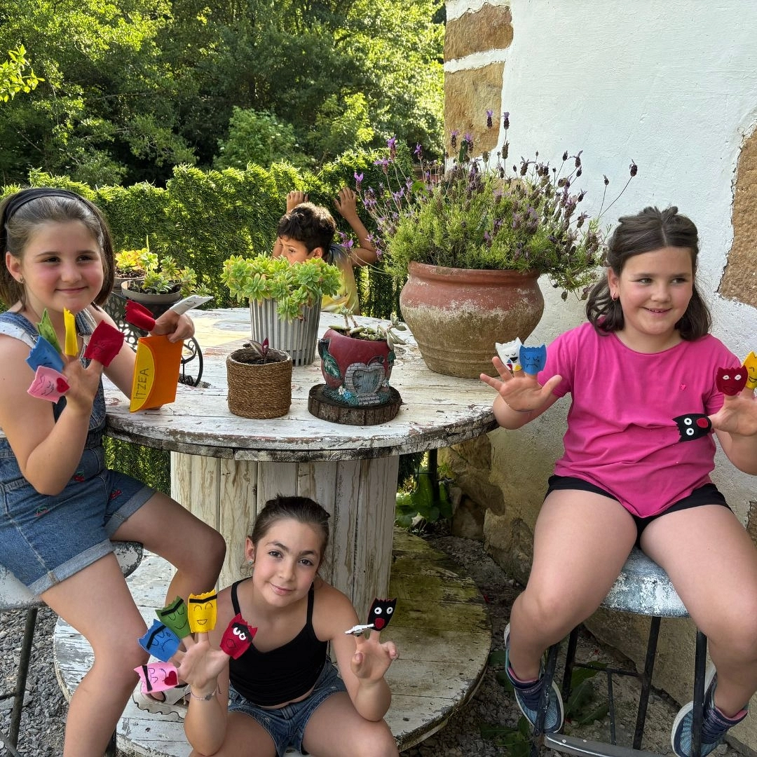 Taller infantil personalizado: Títeres de Monstruos de Colores — Educación emocional (Zegama/Oilotegi) Taller infantil personalizado: Títeres de Monstruos de Colores — Educación emocional (Zegama/Oilotegi)