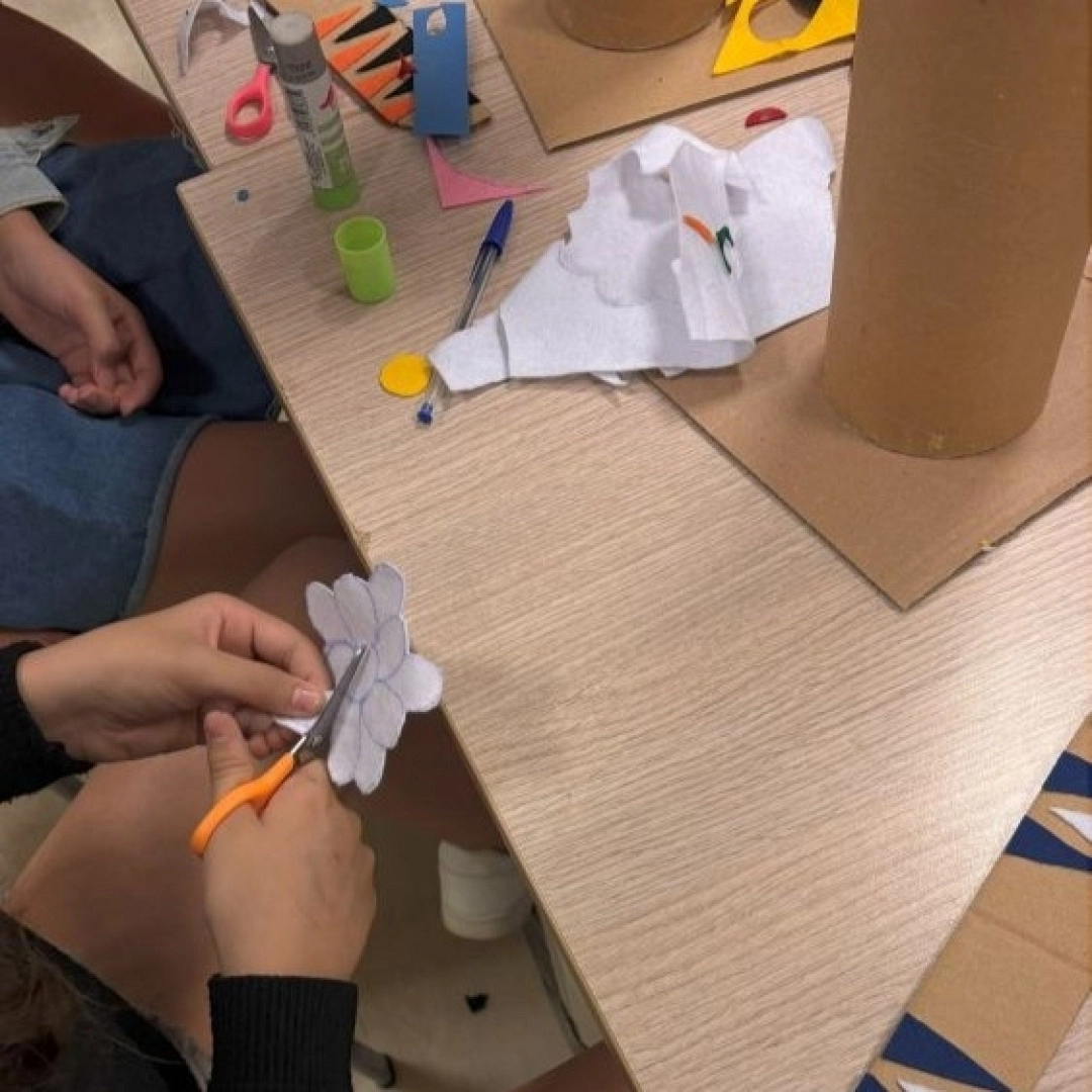 Taller infantil y familiar: Tótem de cartón y fieltro — Asociación de Vecinos de San Miguel, Irun