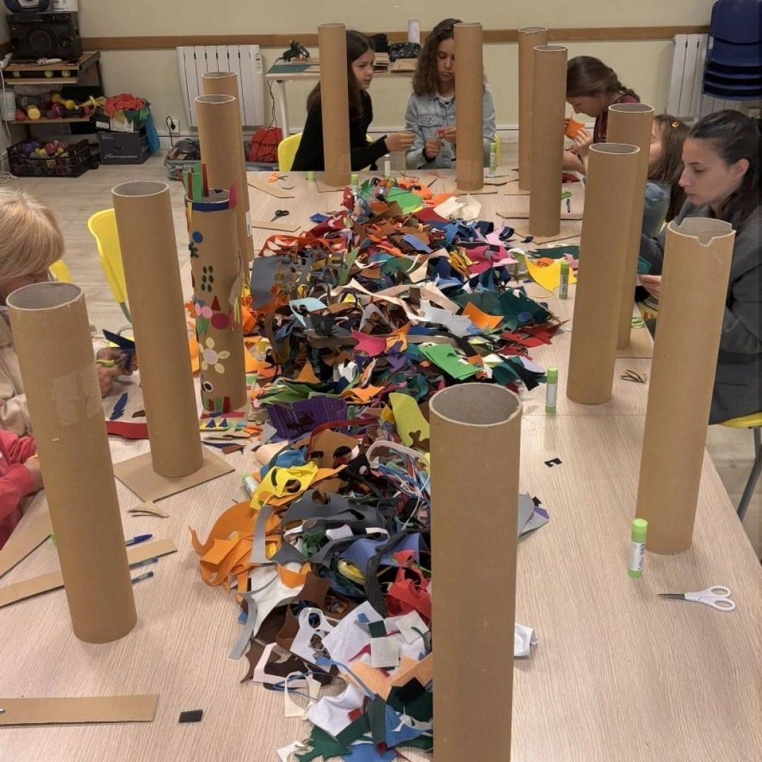 Taller infantil y familiar: Tótem de cartón y fieltro — Asociación de Vecinos de San Miguel, Irun