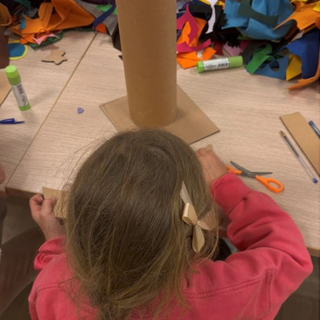 Taller infantil y familiar: Tótem de cartón y fieltro — Asociación de Vecinos de San Miguel, Irun